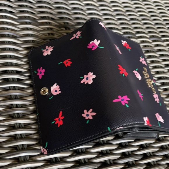 Kate Spade Staci Ditsy Buds Medium Compact Bifold Wallet wlr00608 Black Multi - Picture 16 of 16